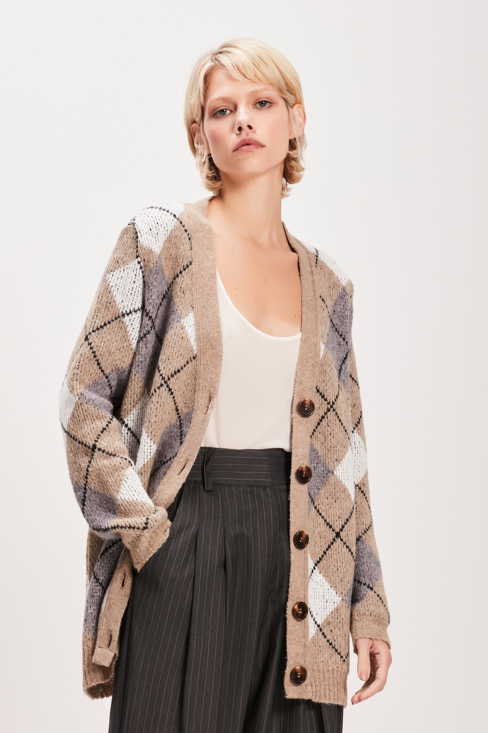 BLUSA CARDIGAN TRICOT ARGYLE BEGE – TIG STORE
