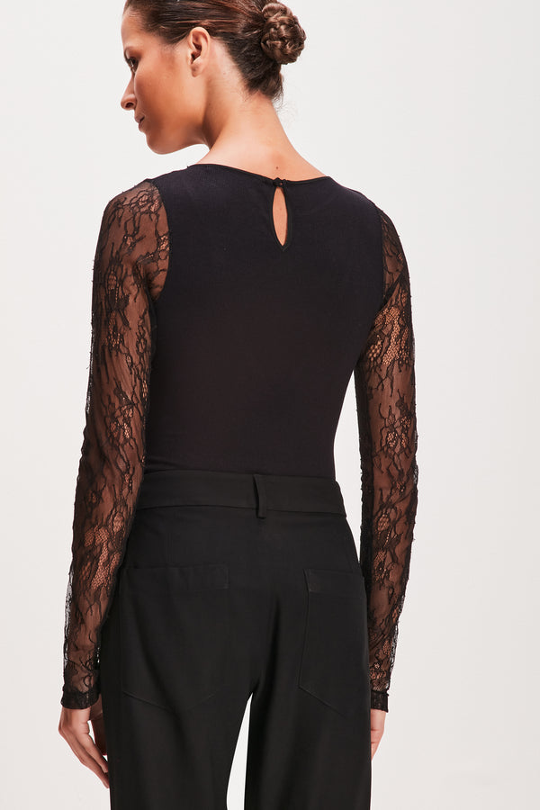 BLUSA DECOTE E MANGA RENDA PRETA (8080365781219)
