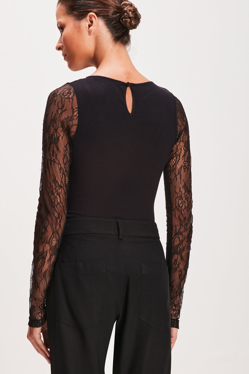 BLUSA DECOTE E MANGA RENDA PRETA (8080365781219)