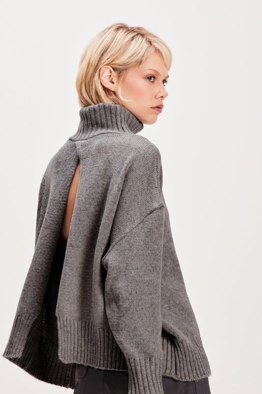 BLUSA TRICOT GOLA ALTA ABERTURA COSTAS CINZA (8080366403811)