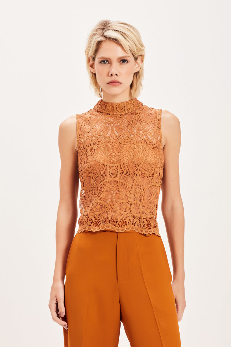 BLUSA CROPPED SEM MANGA RENDA OCRE (8098996846819)