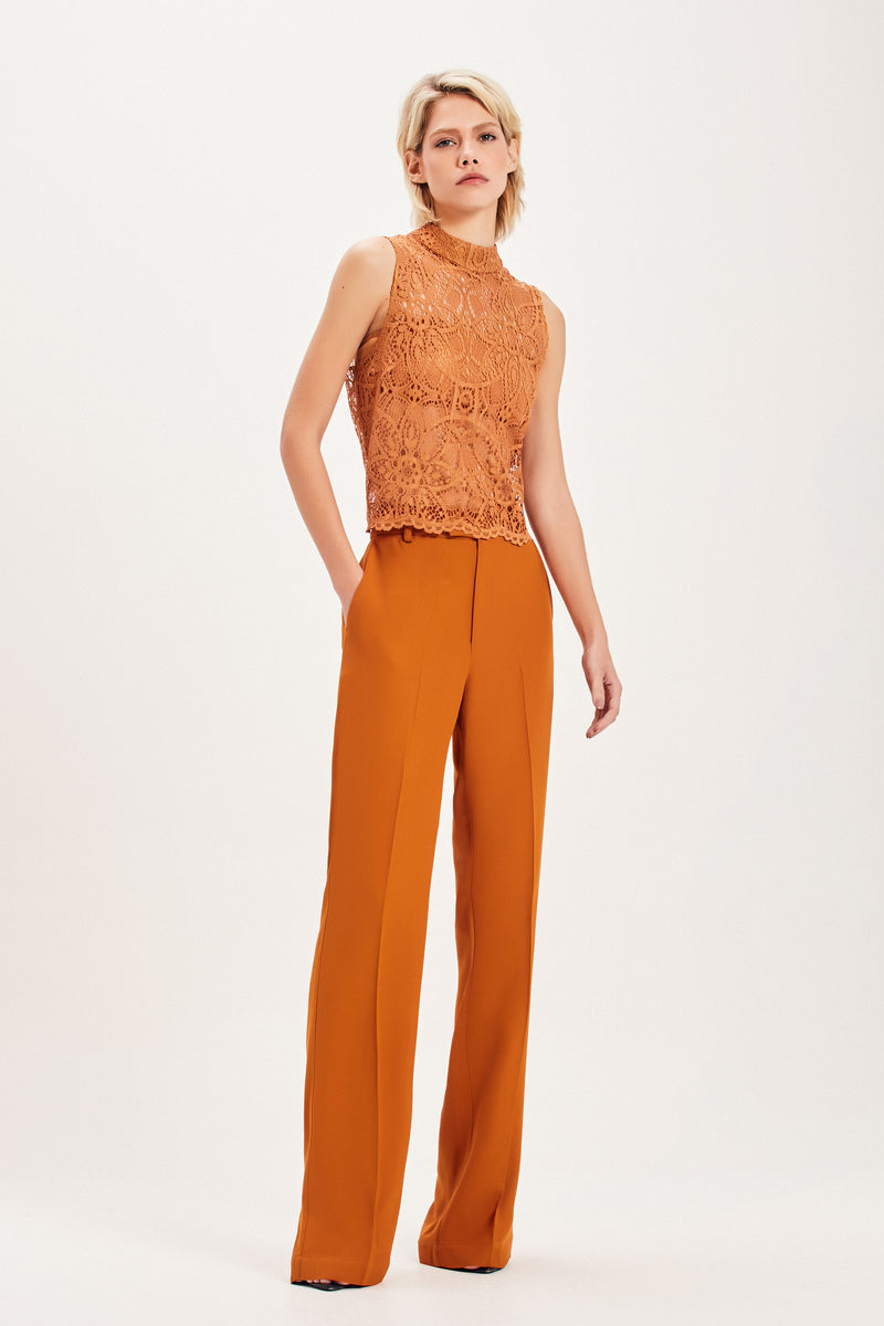 BLUSA CROPPED SEM MANGA RENDA OCRE (8098996846819)