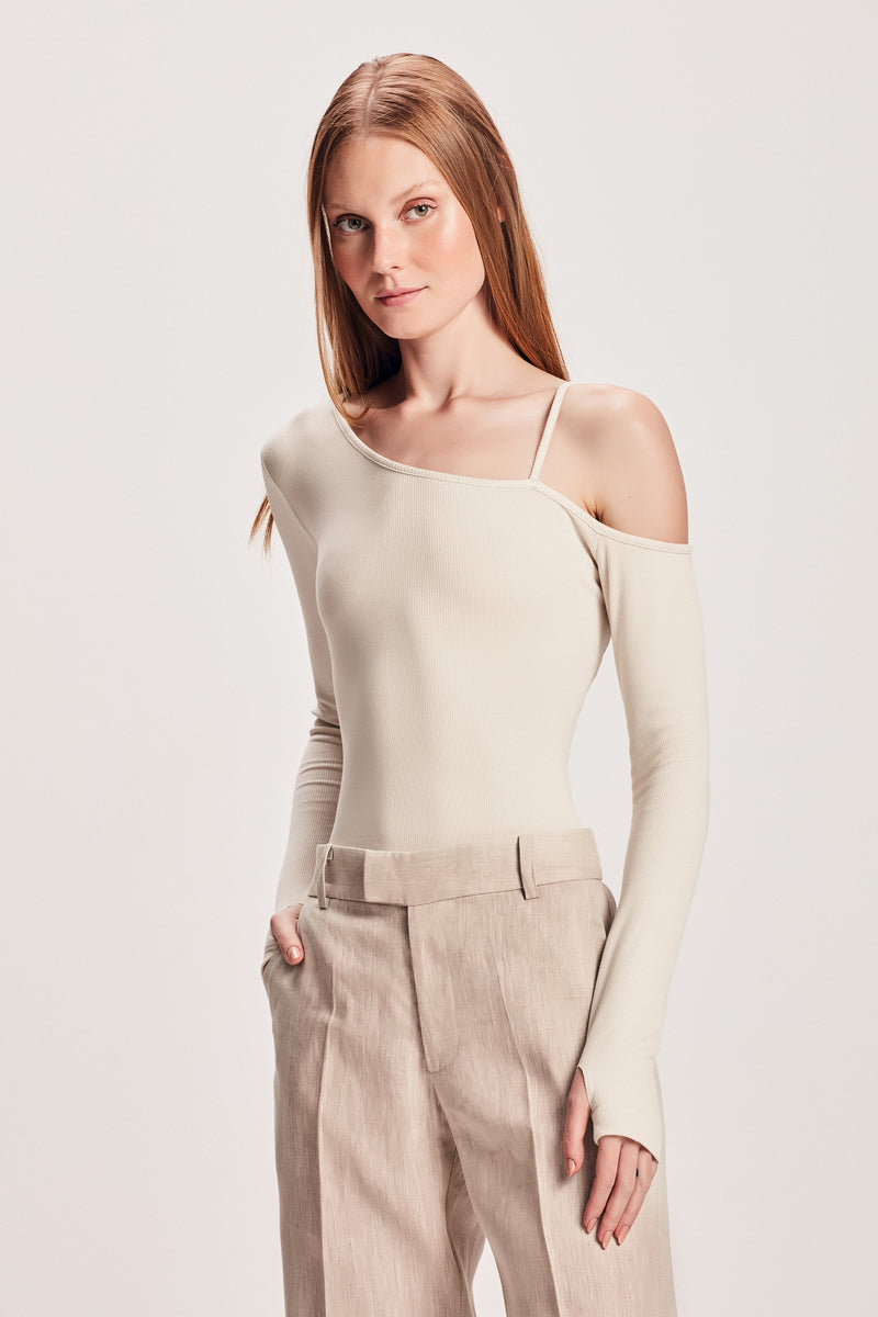 BLUSA DECOTE ASSIMÉTRICO ML MALHA OFF WHITE (8112392995043)