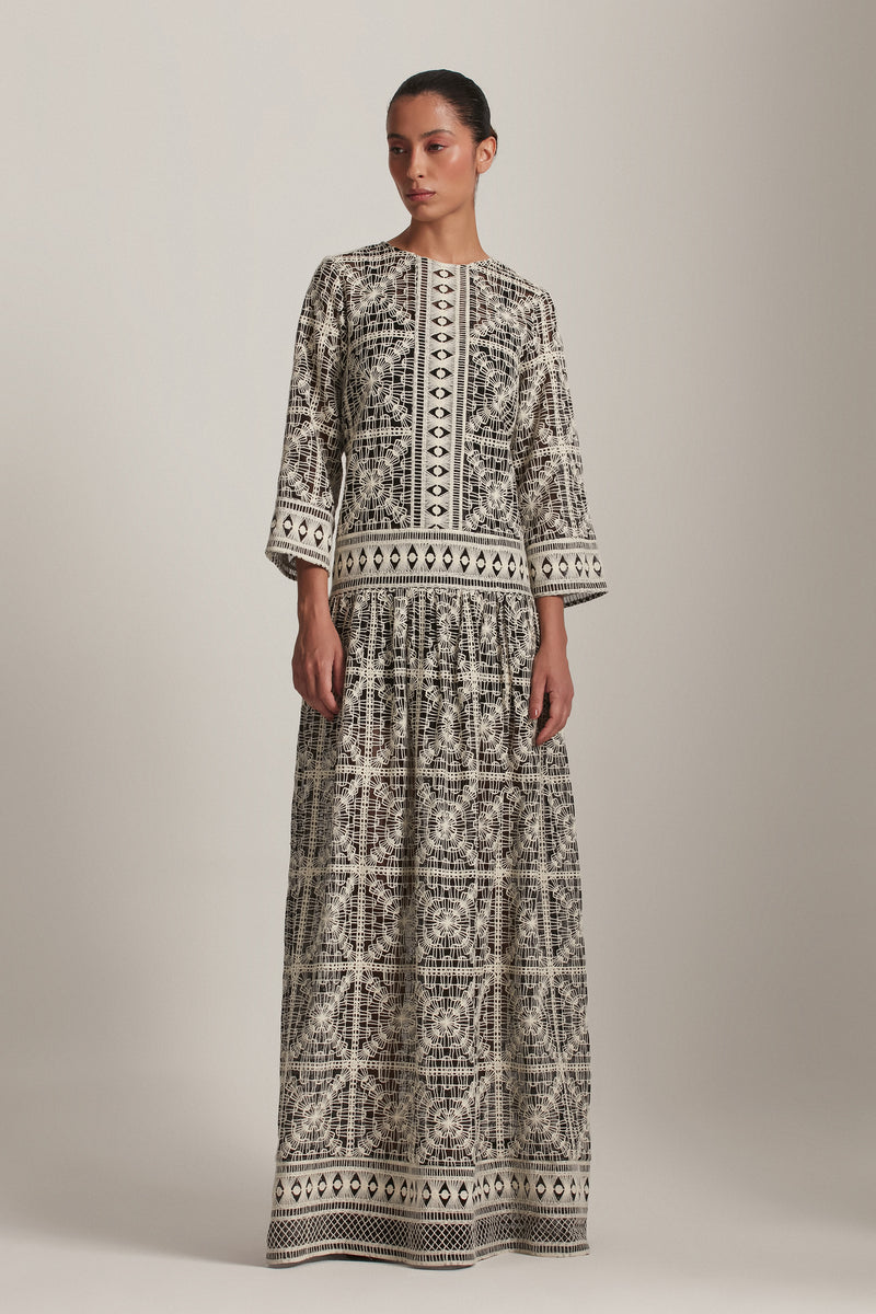 VESTIDO LONGO BORDADO PRETO E OFF WHITE (8143810822371)