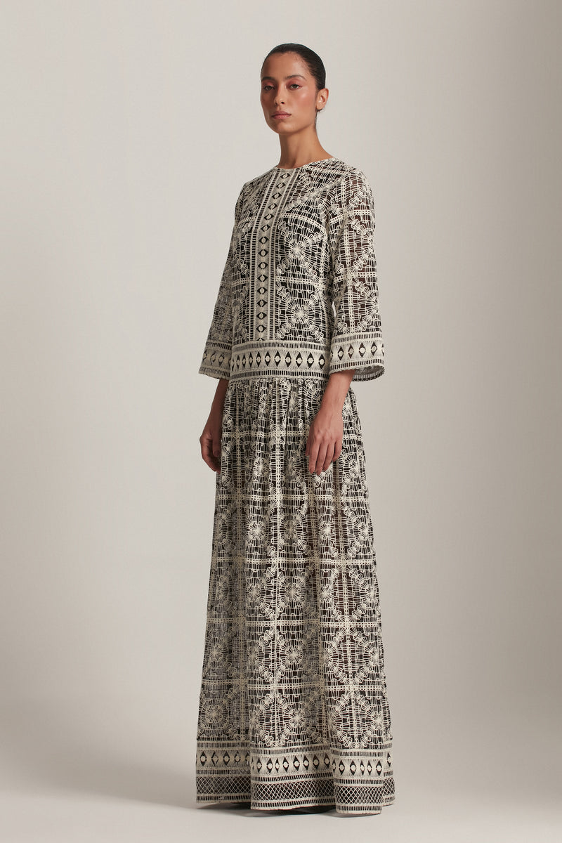 VESTIDO LONGO BORDADO PRETO E OFF WHITE (8143810822371)