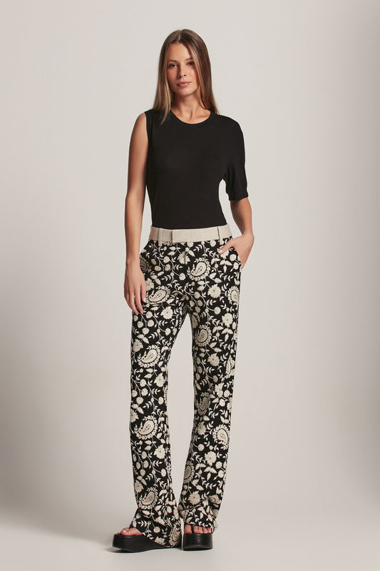 CALÇA RETA BORDADA PAISLEY FUNDO PRETO (8157844930787)
