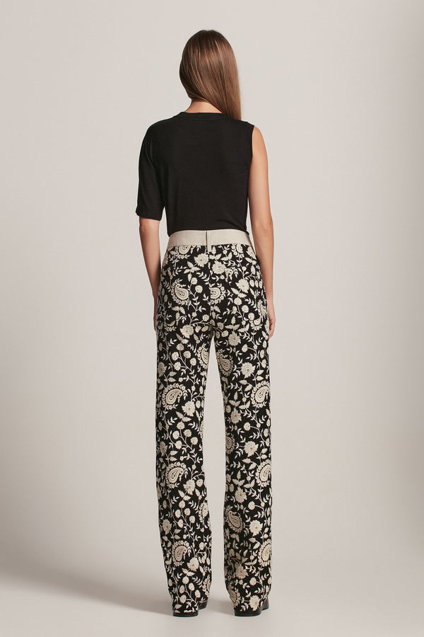 CALÇA RETA BORDADA PAISLEY FUNDO PRETO (8157844930787)