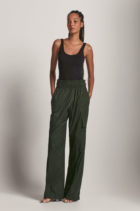 CALÇA CARGO ELÁSTICO CINTURA TRICOLINE VERDE (8193355284707)