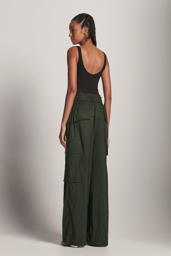 CALÇA CARGO ELÁSTICO CINTURA TRICOLINE VERDE (8193355284707)