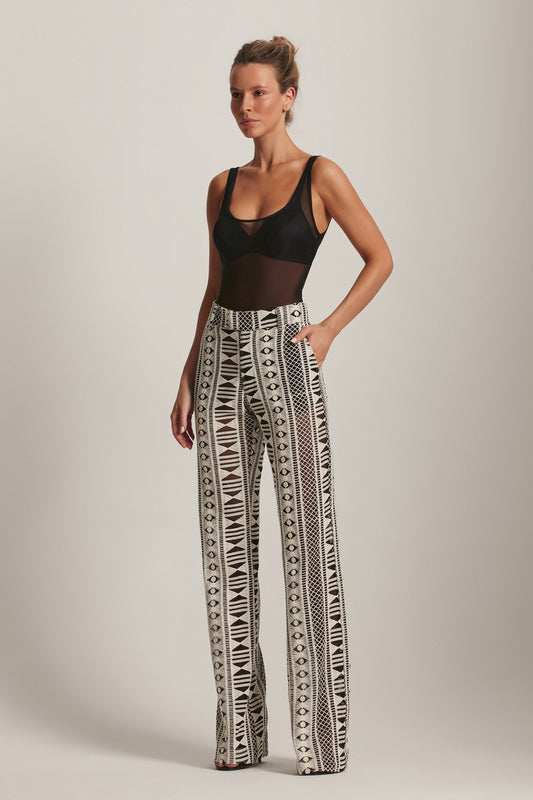 CALÇA RETA BORDADA PRETA E OFF (8143808168163)