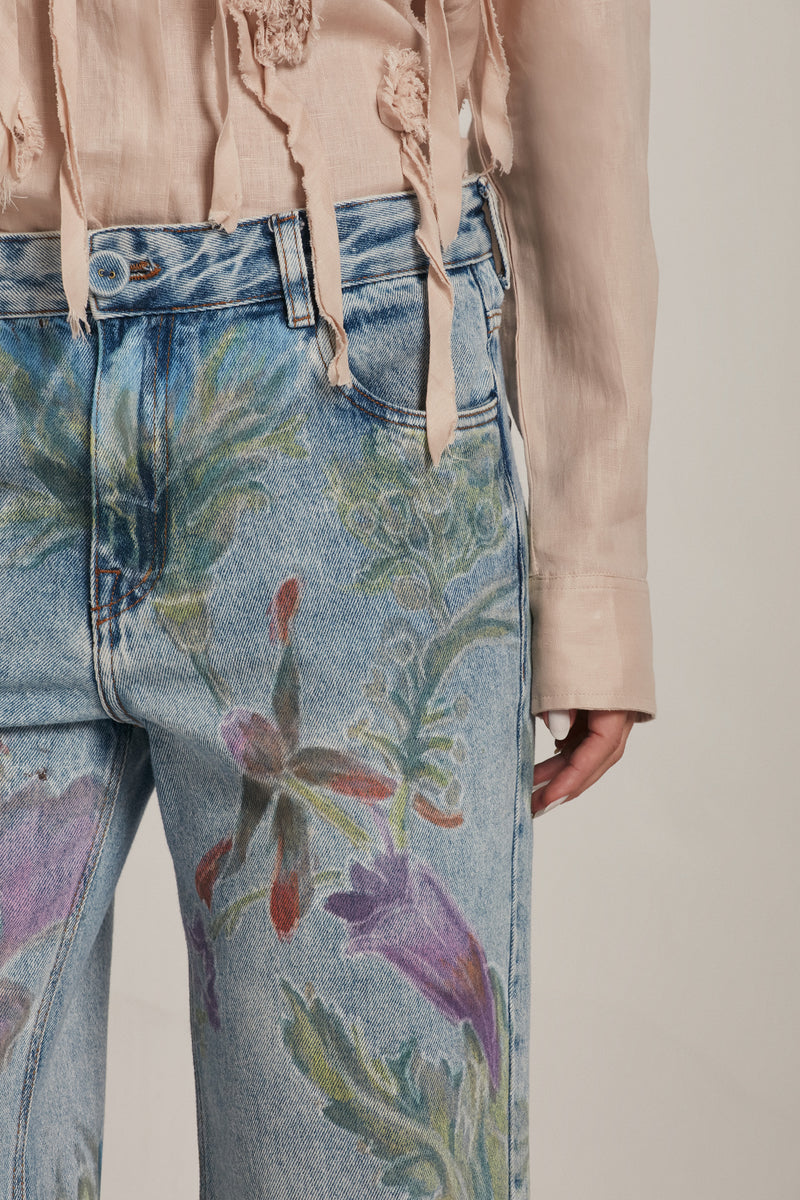 CALÇA JEANS FLORAL PINTADA Á MÃO (8143807578339)