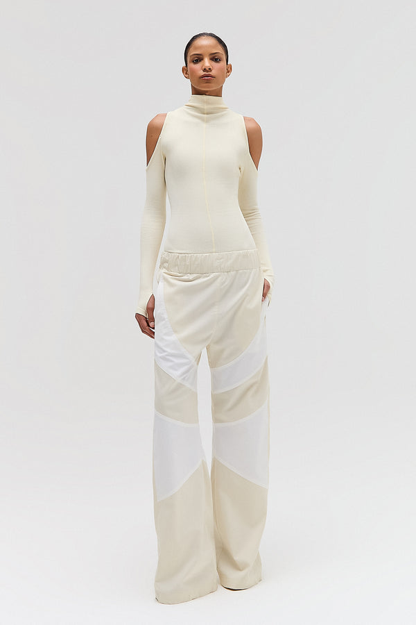 BLUSA GOLA ALTA ABERTURA OMBRO MALHA OFF WHITE (8644189978851)