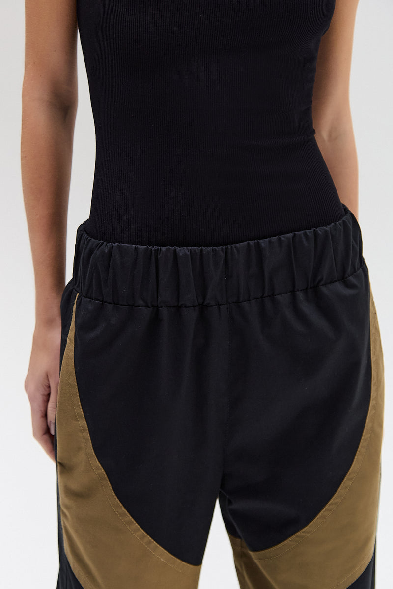CALÇA RECORTES TRICOLINE VERDE OLIVA E PRETA (8644102848739)