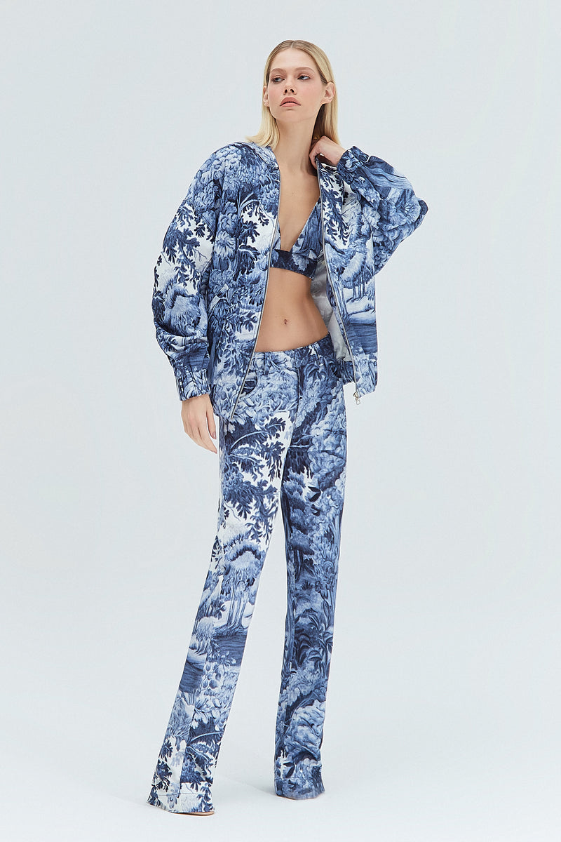 CALÇA RETA SARJA ESTAMPA FLORESTA AZUL (8319871746275)
