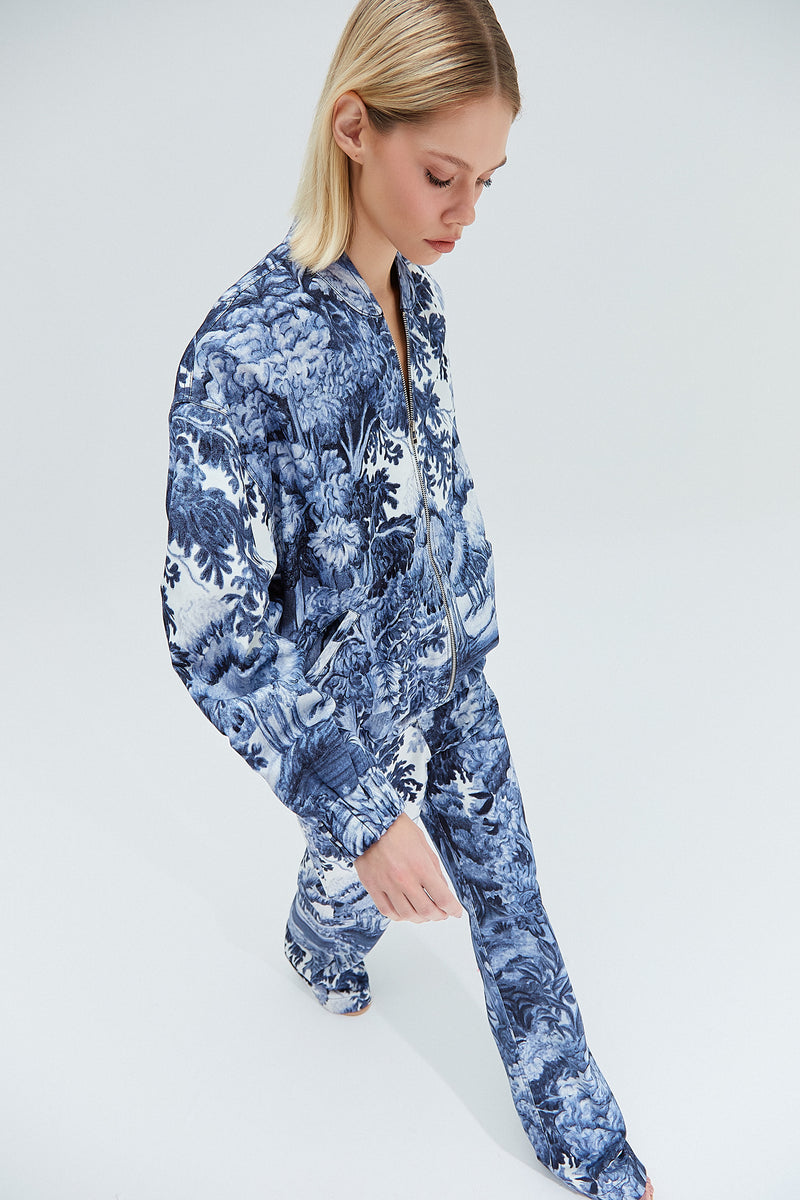 CALÇA RETA SARJA ESTAMPA FLORESTA AZUL (8319871746275)