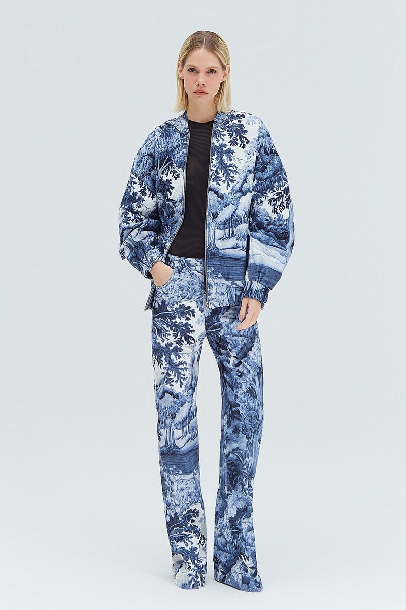 CALÇA RETA SARJA ESTAMPA FLORESTA AZUL (8319871746275)
