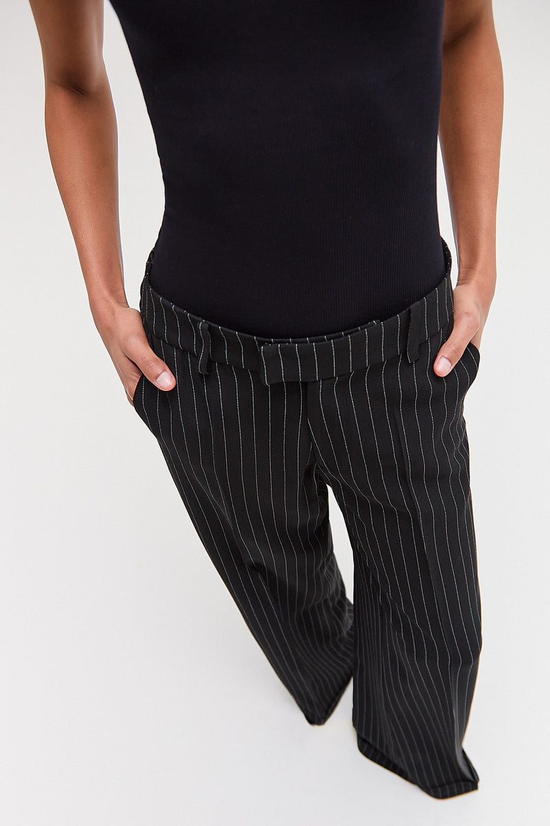 CALÇA ALFAIATARIA BARRA ITALIANA CREPE PATOU RISCA DE GIZ PRETO (8616965243107)