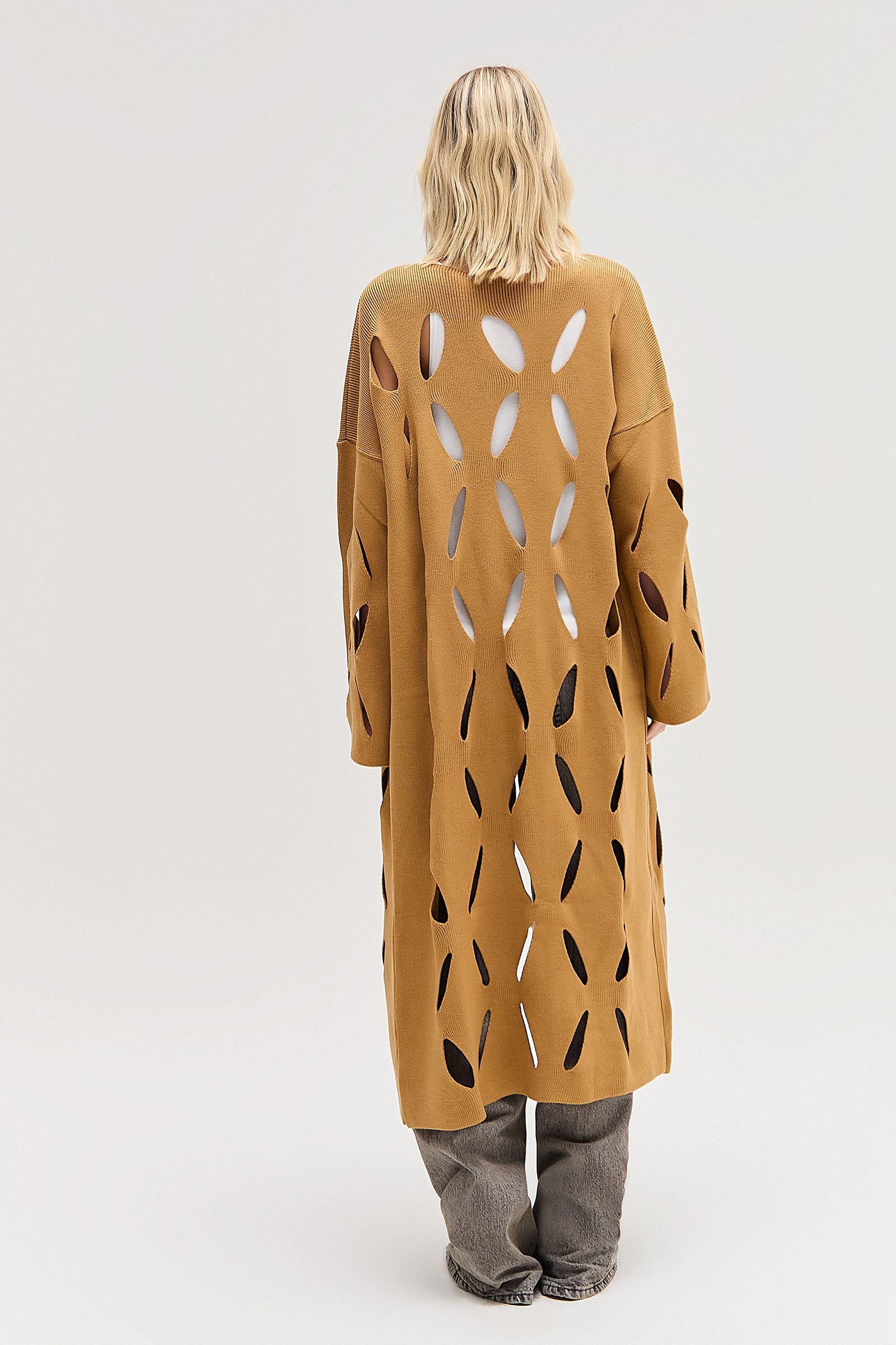 CARDIGAN TRICOT LONGO FUROS CARAMELO – TIG STORE