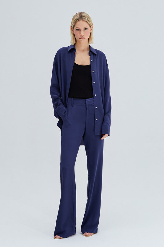 CALÇA RETA ELÁSTICO CINTURA SEDA AZUL CARBONO (8257060929763)