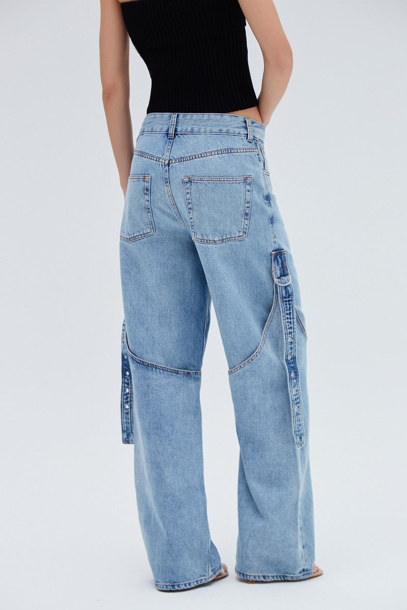 CALÇA JEANS RECORTE PERNA FIVELA LATERAL (8257060831459)