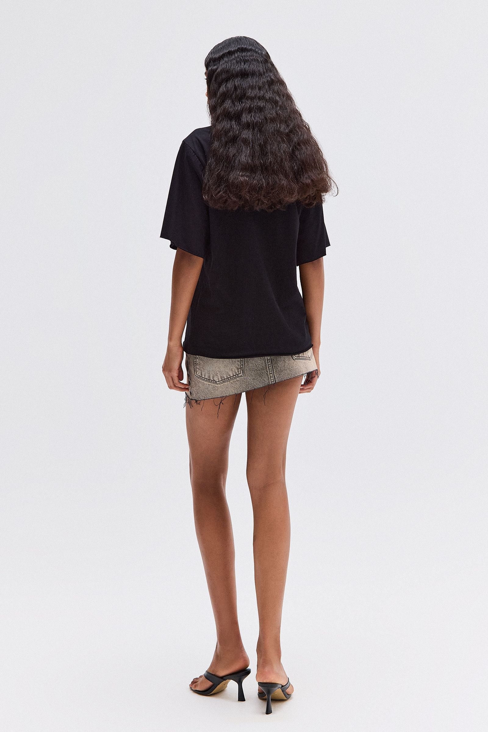 CAMISETA DECOTE V PROFUNDO AMARRAÇÃO MALHA PRETA – TIG STORE