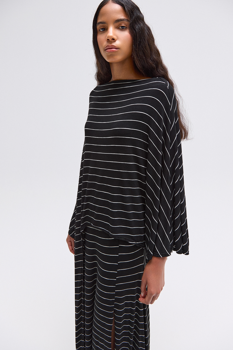 BLUSA ASSIMÉTRICA MALHA LISTRAS PRETO E BRANCO (8765747822819)