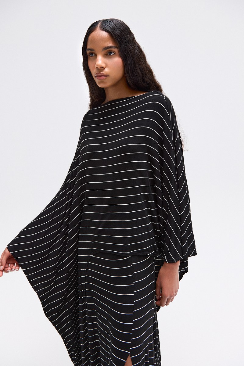 BLUSA ASSIMÉTRICA MALHA LISTRAS PRETO E BRANCO (8765747822819)