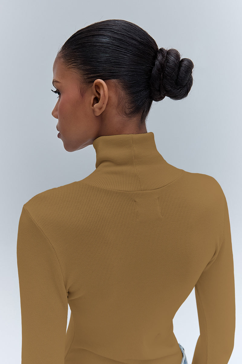 BLUSA MANGA LONGA GOLA ALTA MALHA CAMELO (8470191145187)