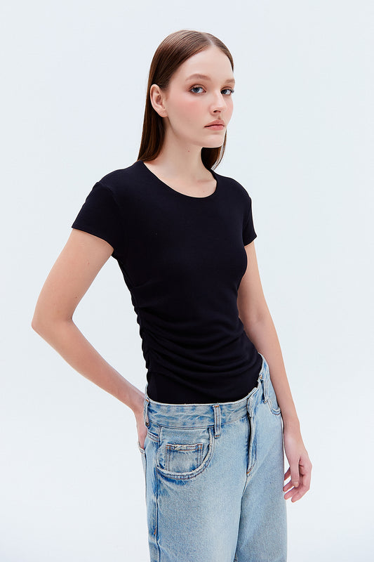 CAMISETA BABY LOOK DRAPEADA MALHA PRETA (8275819102435)