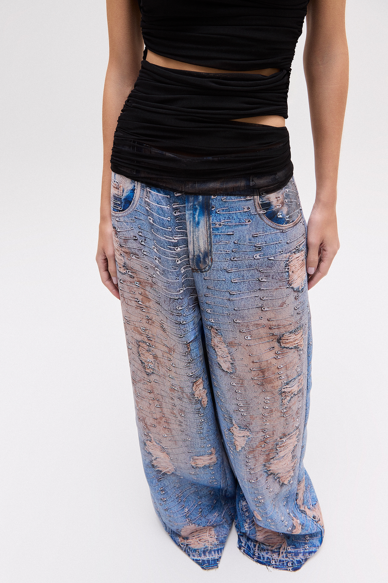 CALÇA SARJA PERNA AMPLA ESTAMPA JEANS ALFINETES (8791557996771)