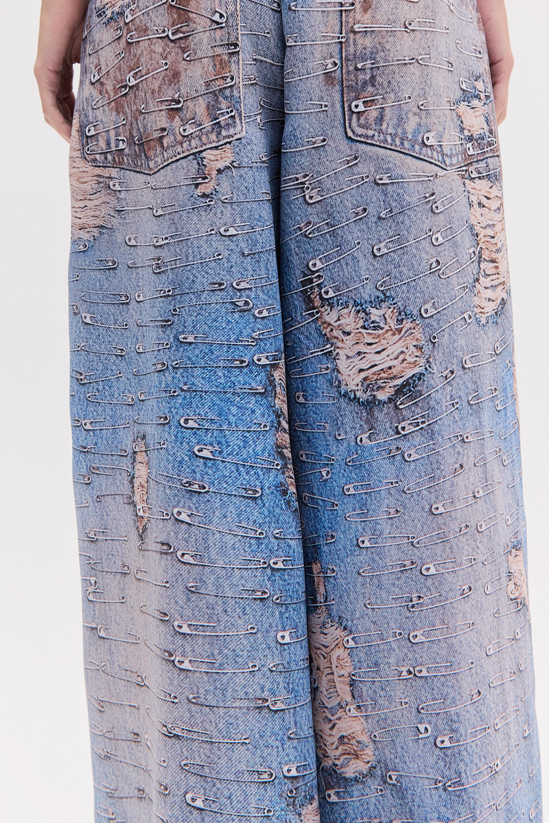 CALÇA SARJA PERNA AMPLA ESTAMPA JEANS ALFINETES (8791557996771)