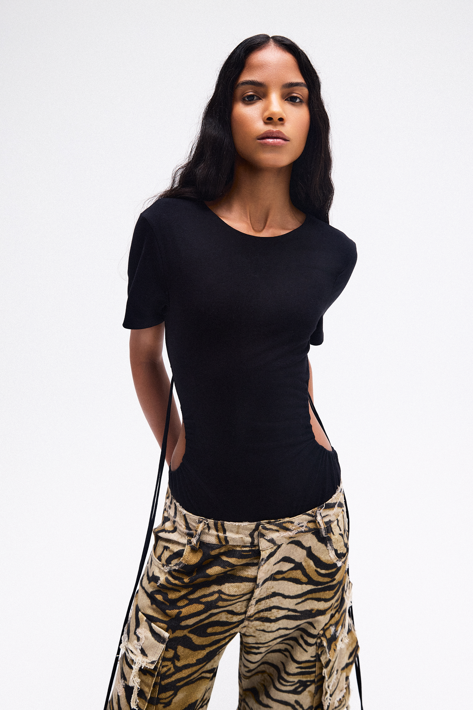 BODY ABERTURA LATERAL MANGA CURTA MALHA PRETA – TIG STORE