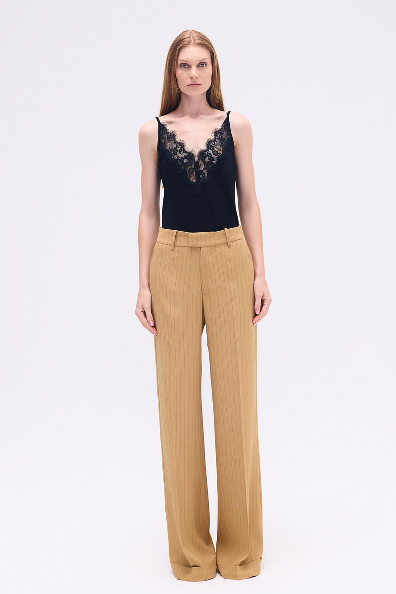 CALÇA ALFAIATARIA BARRA ITALIANA CREPE PATOU RISCA DE GIZ CARAMELO (8748925255907)
