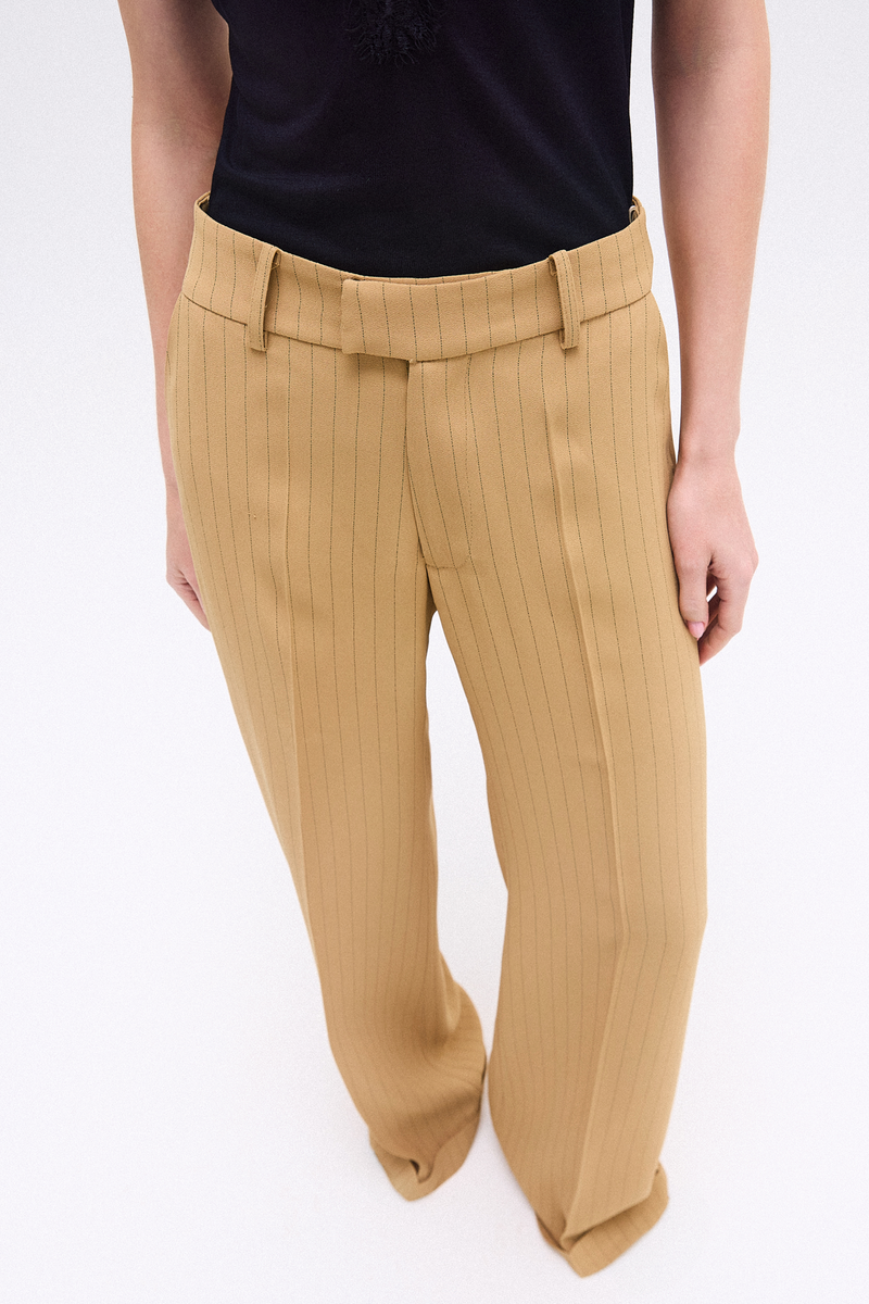 CALÇA ALFAIATARIA BARRA ITALIANA CREPE PATOU RISCA DE GIZ CARAMELO (8748925255907)