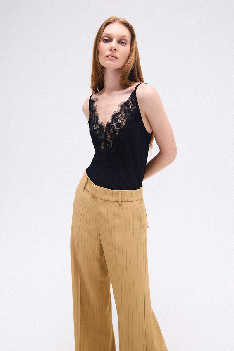 CALÇA ALFAIATARIA BARRA ITALIANA CREPE PATOU RISCA DE GIZ CARAMELO (8748925255907)