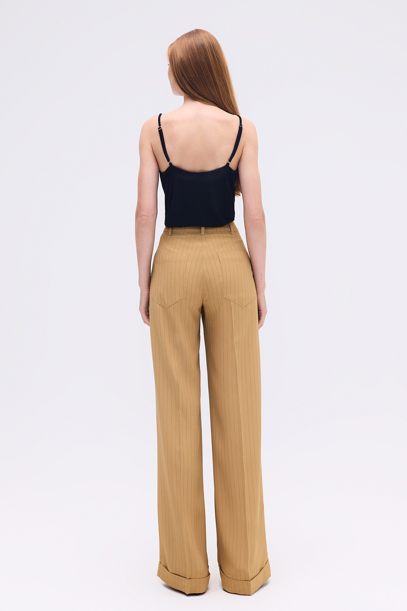 CALÇA ALFAIATARIA BARRA ITALIANA CREPE PATOU RISCA DE GIZ CARAMELO (8748925255907)
