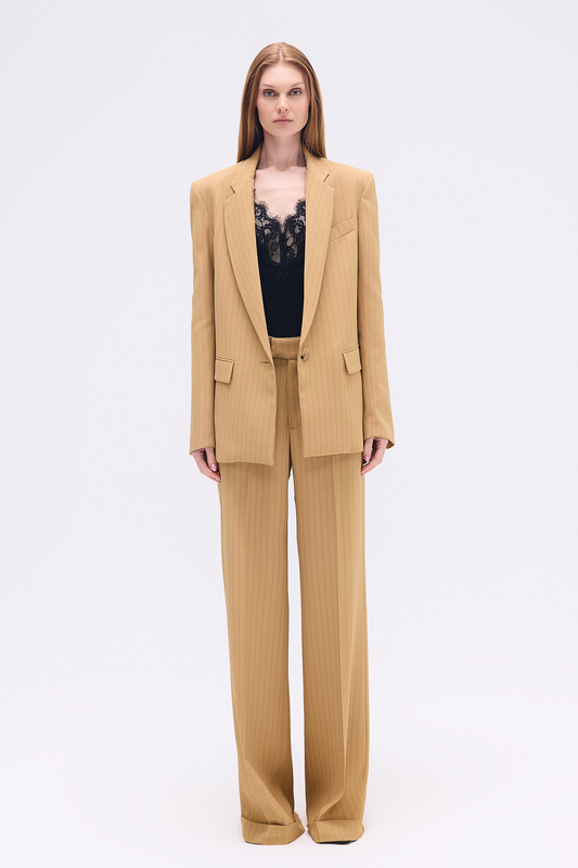 CALÇA ALFAIATARIA BARRA ITALIANA CREPE PATOU RISCA DE GIZ CARAMELO (8748925255907)