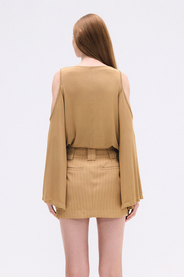 BLUSA AMPLA MANGA LONGA ABERTURA OMBRO MALHA CARAMELO (8748932595939)