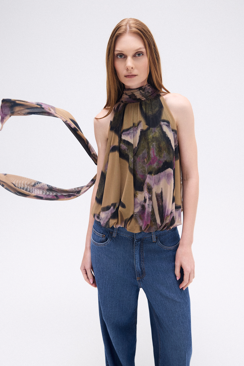BLUSA GOLA ALTA SEM MANGA DRAPEADA TULE FLORAL (8748924633315)