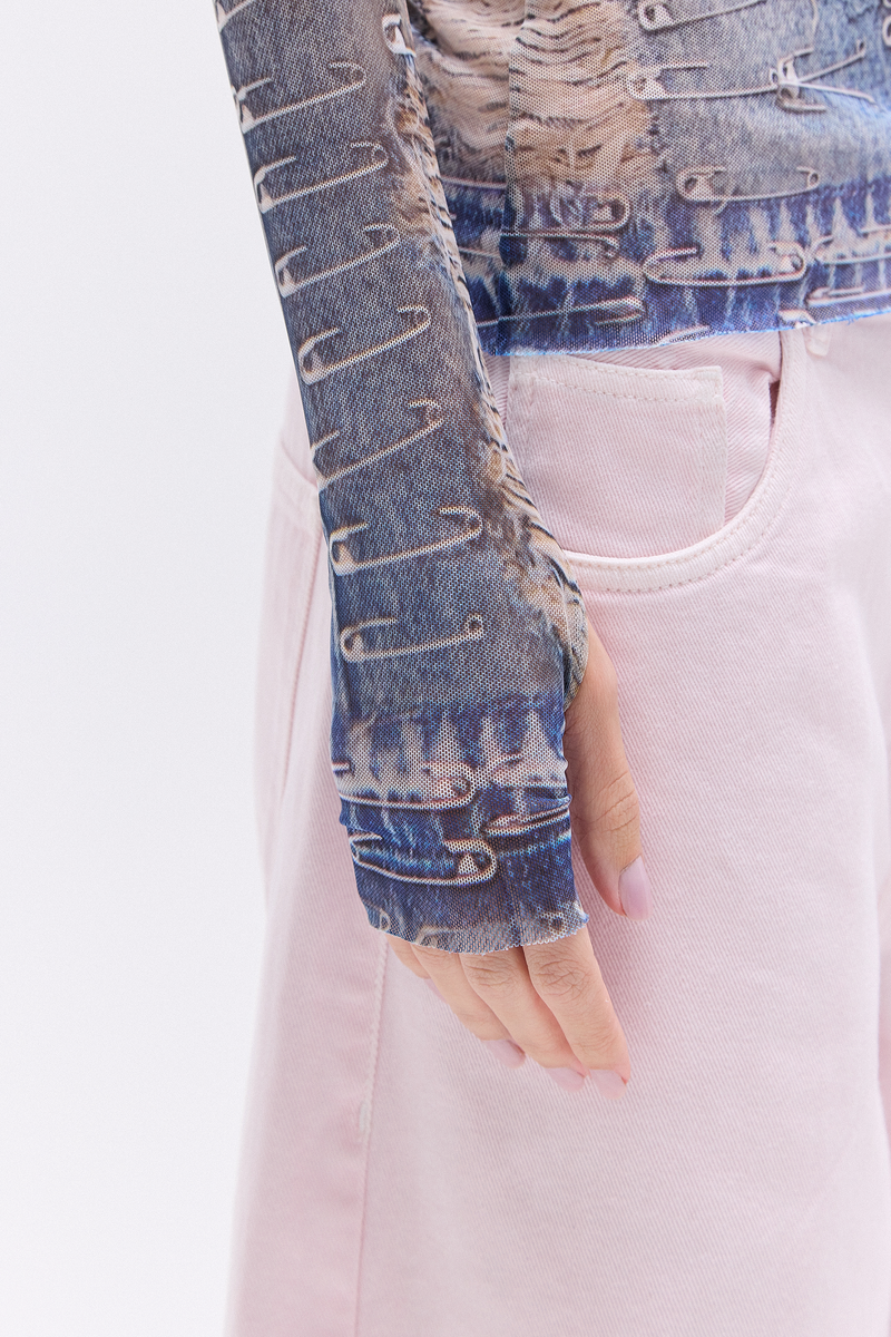 BLUSA MANGA LONGA TULE ESTAMPA JEANS ALFINETES (8784854089955)