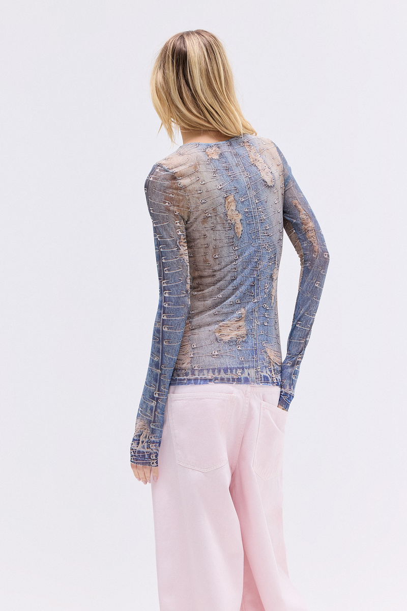 BLUSA MANGA LONGA TULE ESTAMPA JEANS ALFINETES (8784854089955)