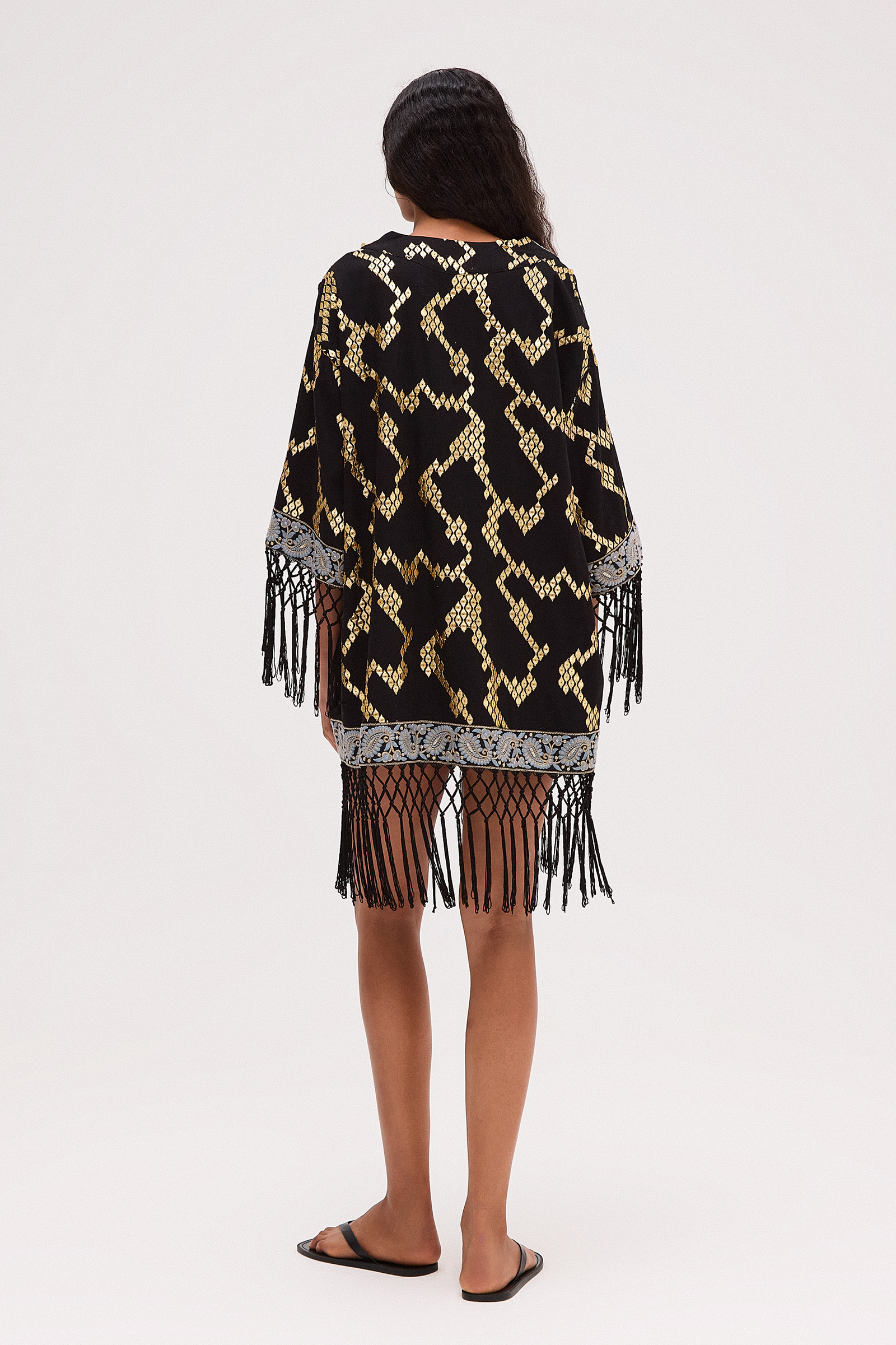KIMONO JACQUARD DOURADO PASSAMANARIA E FRANJAS PRETO – TIG STORE