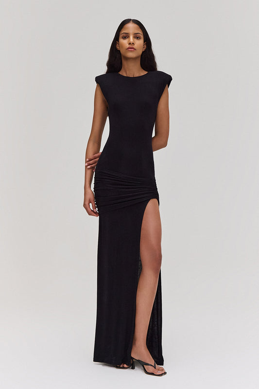 VESTIDO LONGO OMBREIRA FENDA PERNA DRAPEADO QUADRIL MALHA PRETA (8673174520035)