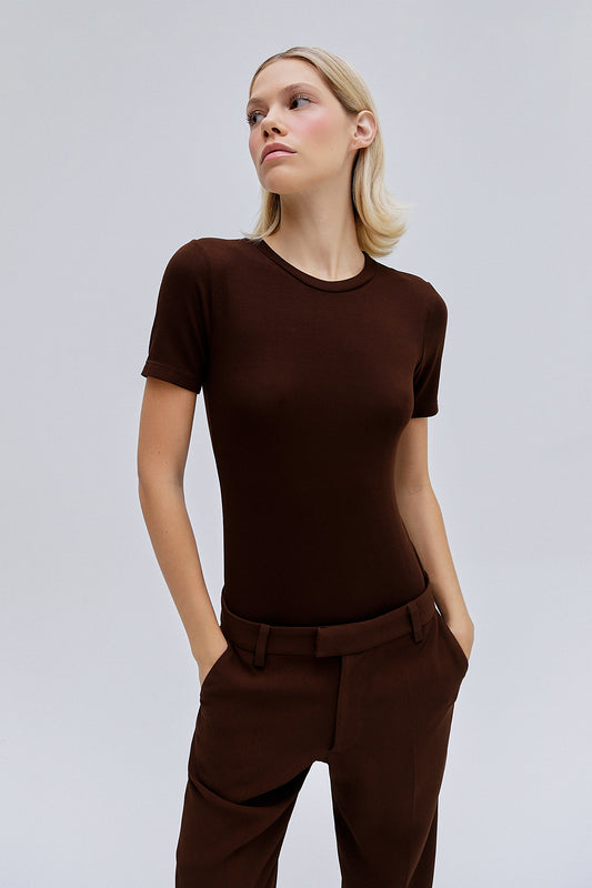 CAMISETA BÁSICA JUSTA MANGA CURTA MALHA MARROM (8362930667747)