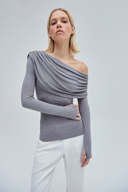BLUSA UM OMBRO PALA DRAPEADA MALHA CINZA (8362929717475)