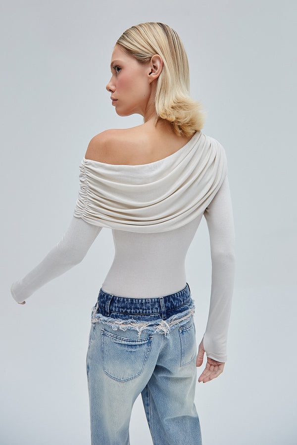 BLUSA UM OMBRO PALA DRAPEADA MALHA BEGE (8362929455331)