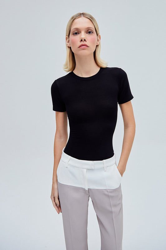 CAMISETA BÁSICA JUSTA MANGA CURTA MALHA PRETA (8362930897123)