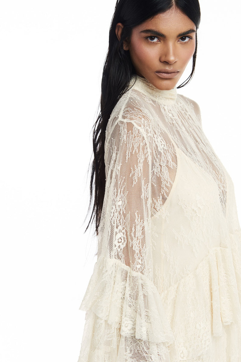 VESTIDO LONGO GOLA ALTA BABADOS CINTURA E MANGAS RENDA OFF WHITE (8809478881507)