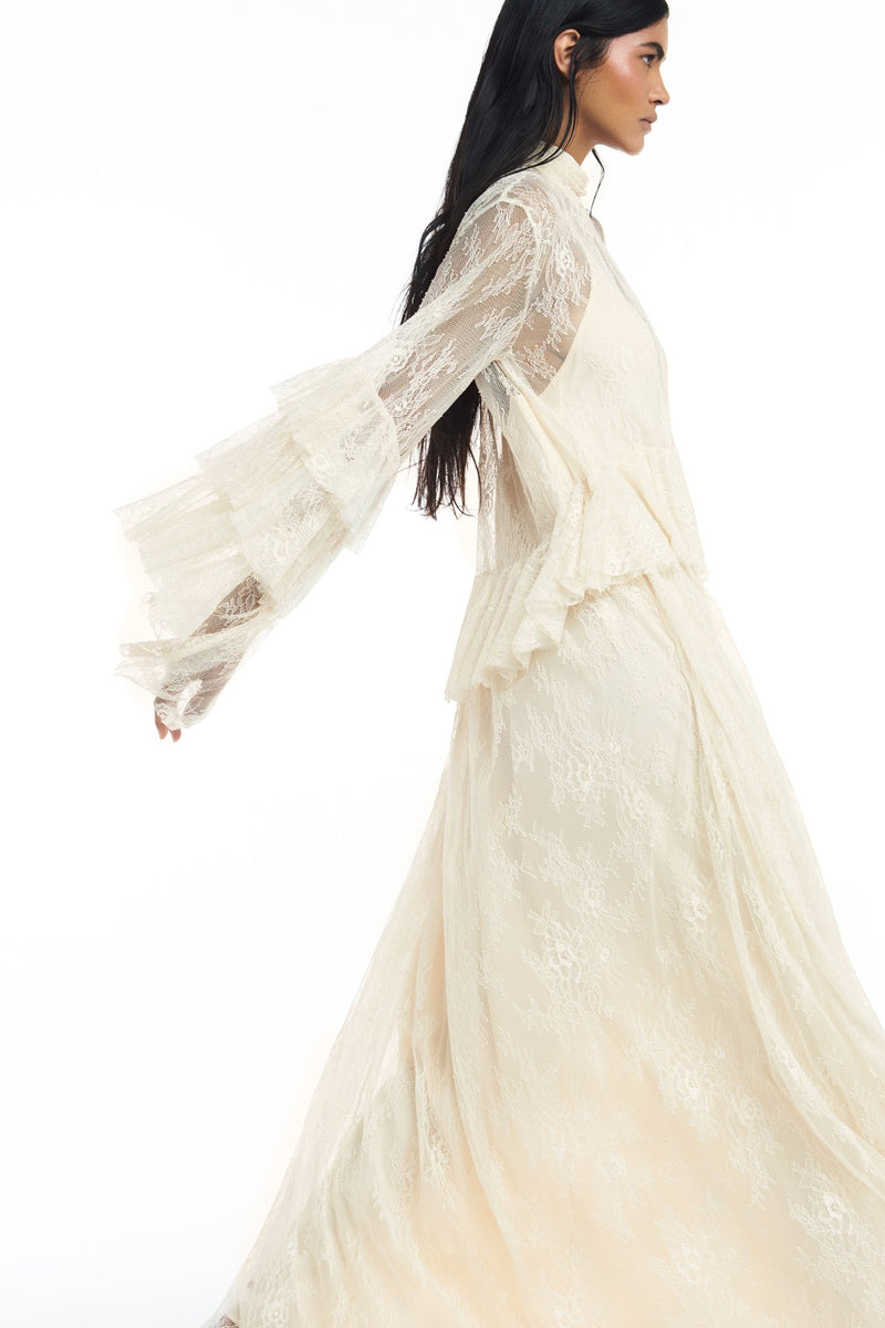 VESTIDO LONGO GOLA ALTA BABADOS CINTURA E MANGAS RENDA OFF WHITE (8809478881507)