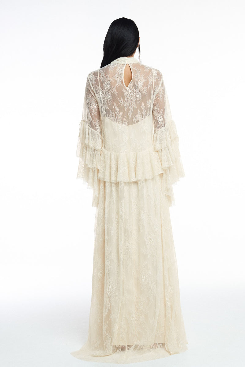 VESTIDO LONGO GOLA ALTA BABADOS CINTURA E MANGAS RENDA OFF WHITE (8809478881507)